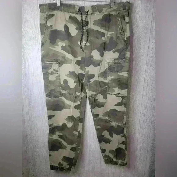 Urban Pipeline camo drawstring joggers size Medium. Smal tear by back pocket - Picture 1 of 6